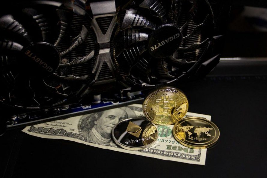 Bitcoin sends Wall Street tech giant crashing 20%
