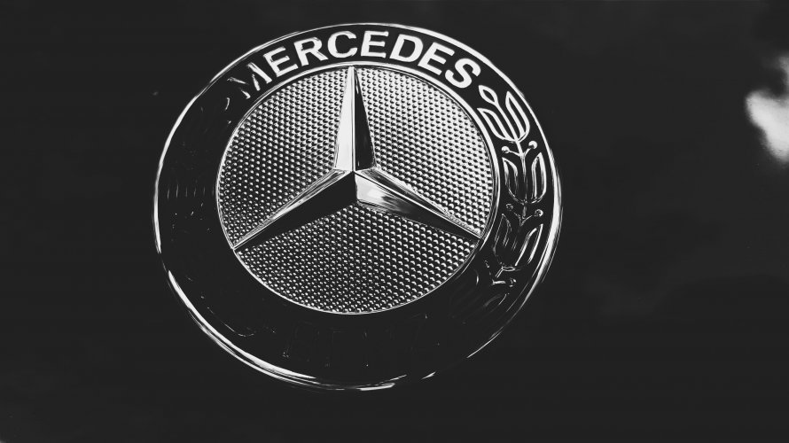 Mercedes Benz speeds on blockchain 